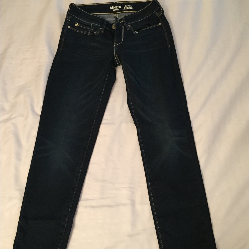 Low-rise Levi’s 💙 Never worn